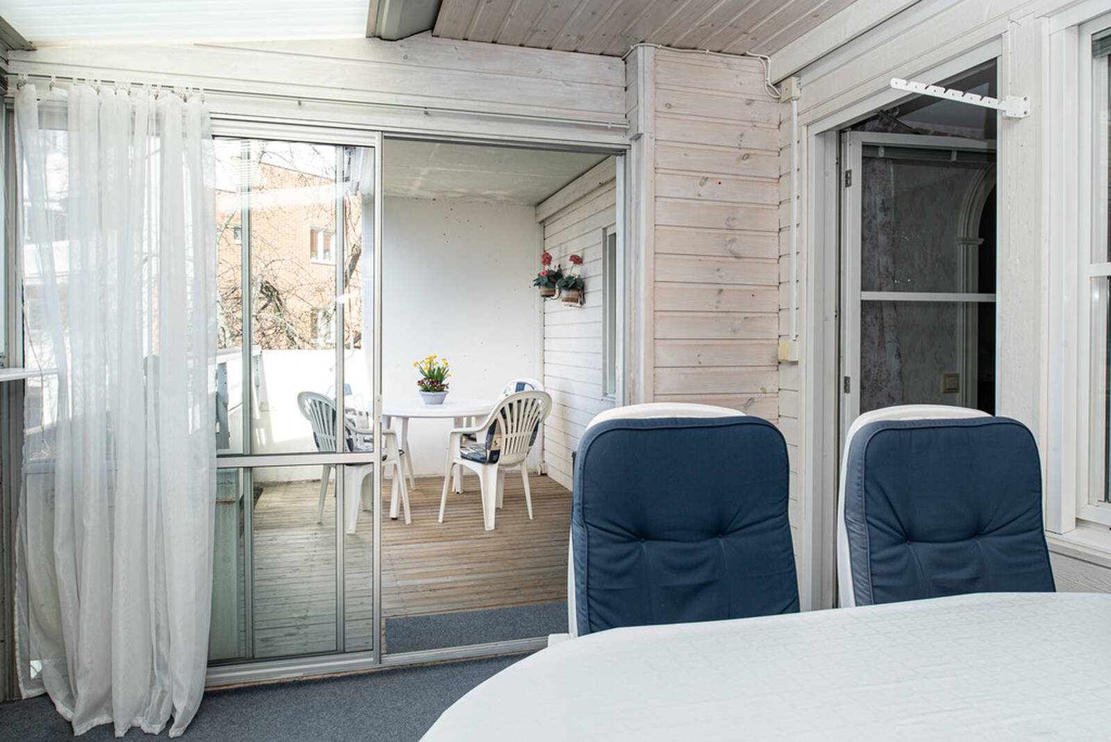 Från uteplats mot den inglasade delen, Övrigt