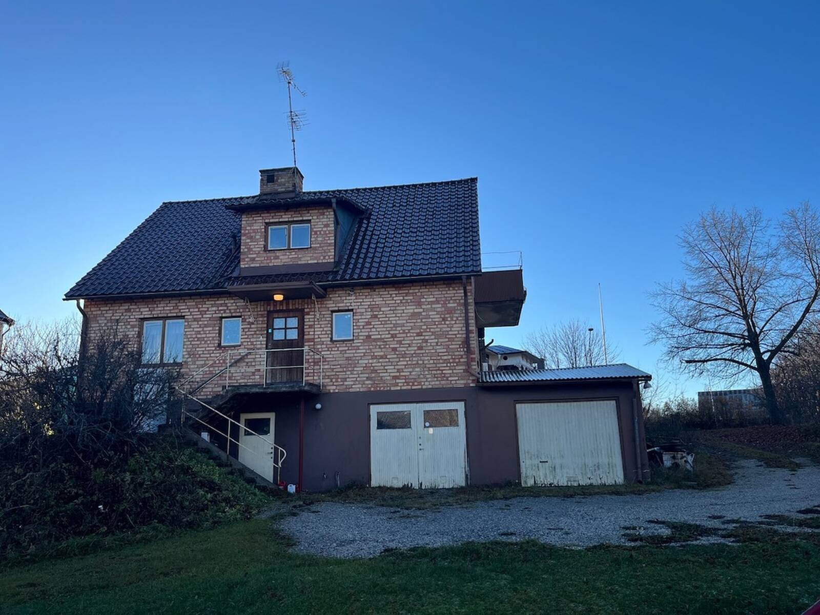 Baksidan med garage x 2, Övrigt