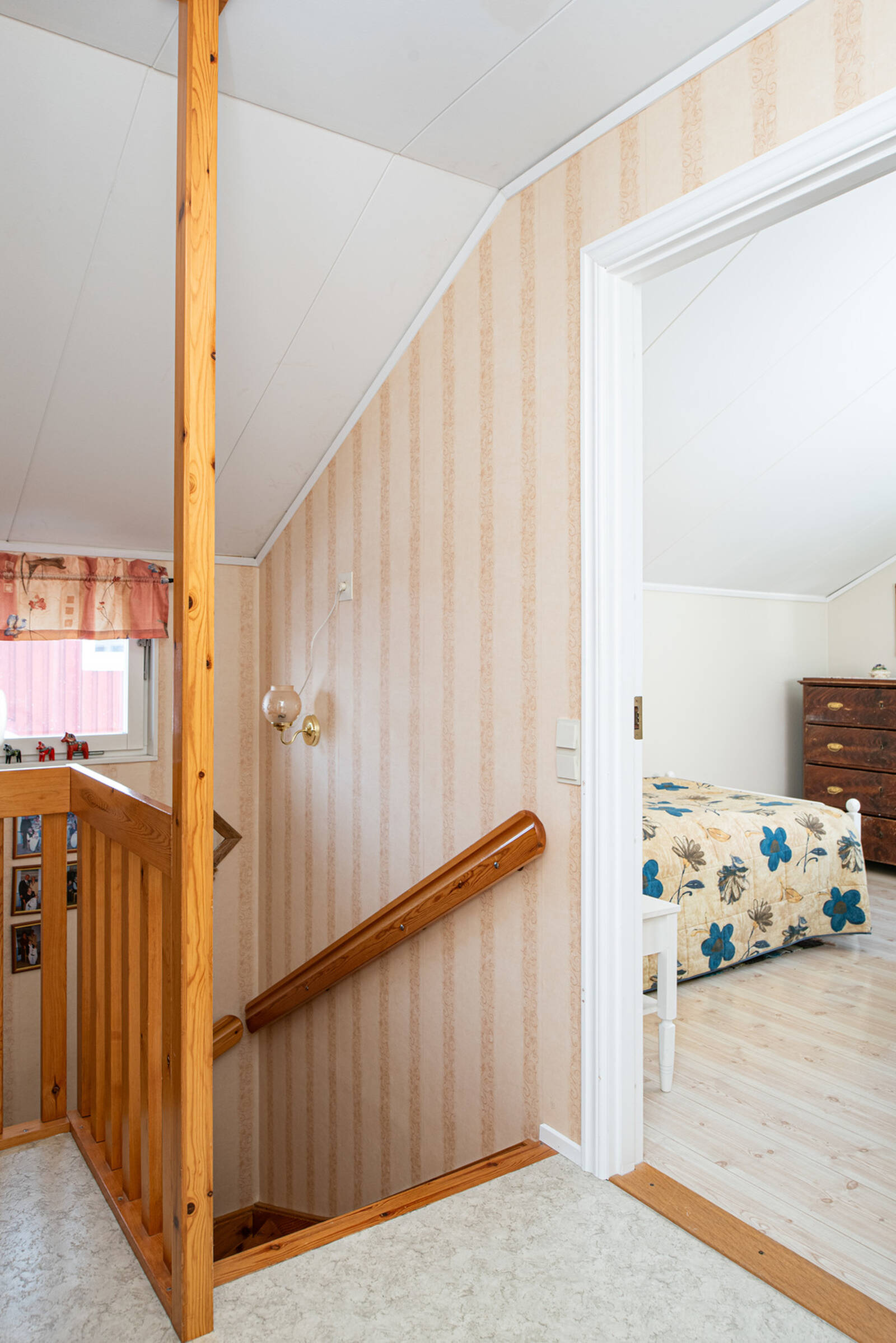 Hall övre plan, Övrigt