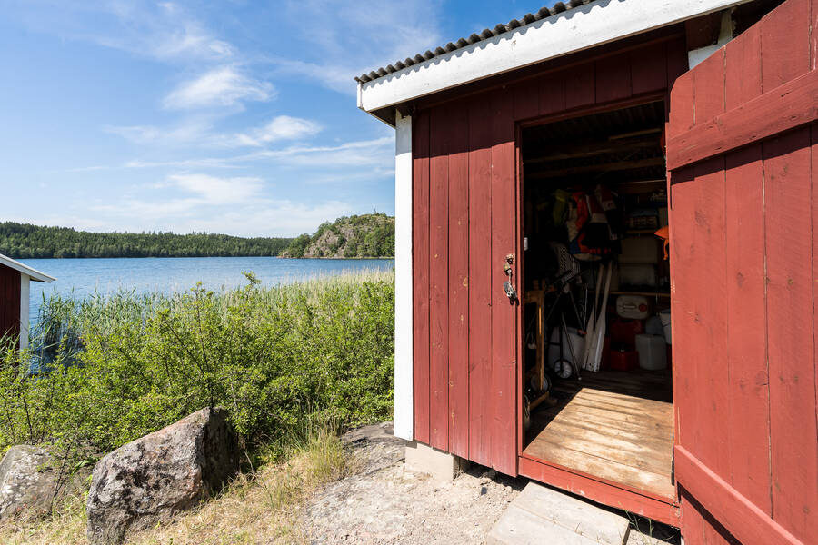 Sjöbod för flytvästar och fiskeredskap