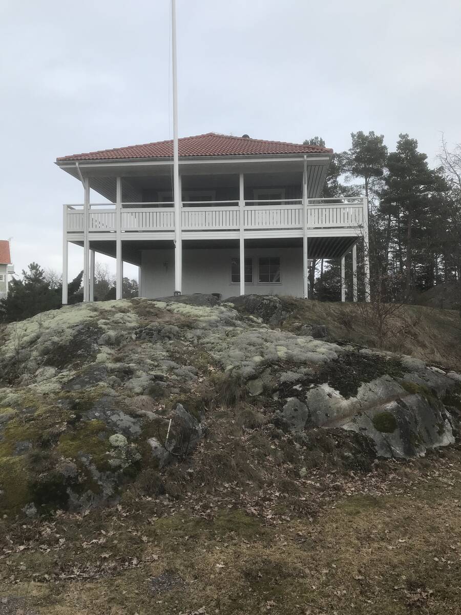 Säljarens bilder, huset fotas i april.