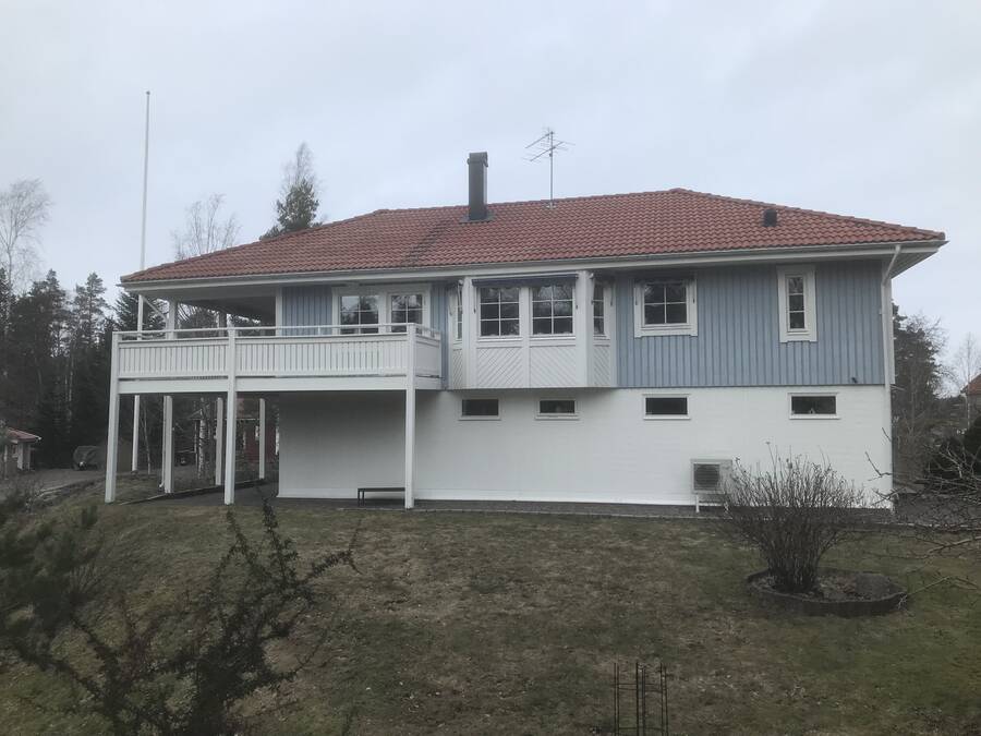 Säljarens bilder, huset fotas i april.