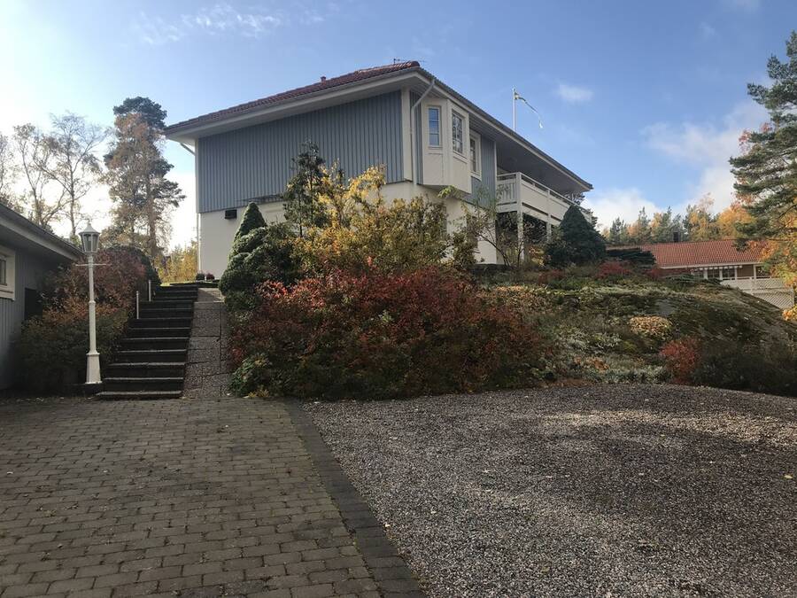 Säljarens bilder, huset fotas i april.