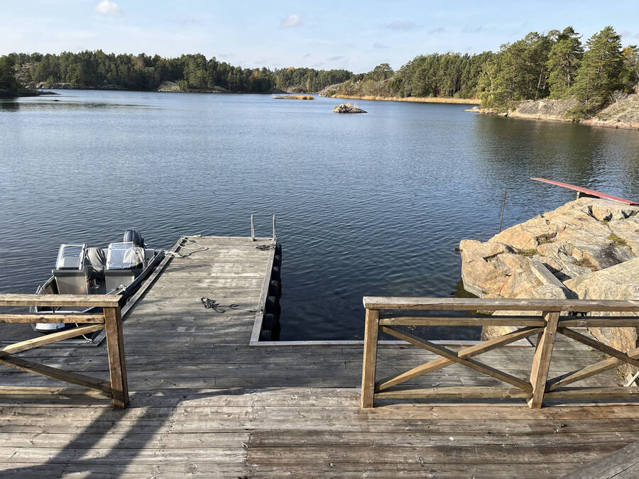 Badstege och plats för ca 3-4 båtar