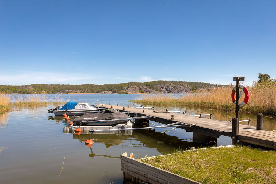 Båtplats som tillhör fastigheten finns runt hörnet