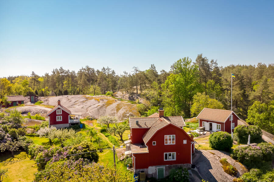 Lättskött gräsmatta och skärgårdstypiska berghällar