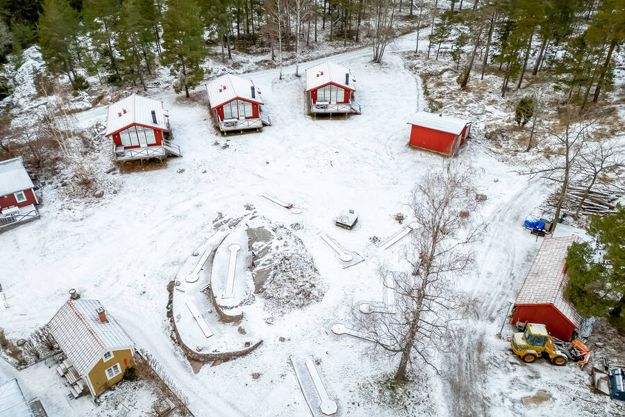 Plana och lekvänliga ytor runt om stugan