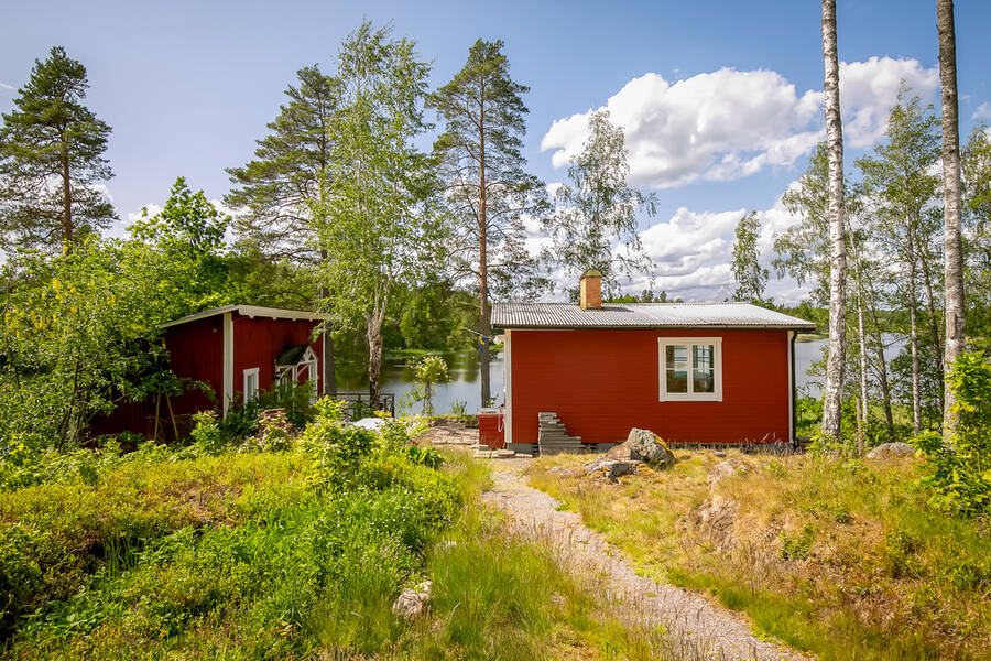 Stuga om ca. 35 kvm samt attefallshus om ca. 21.6 kvm
