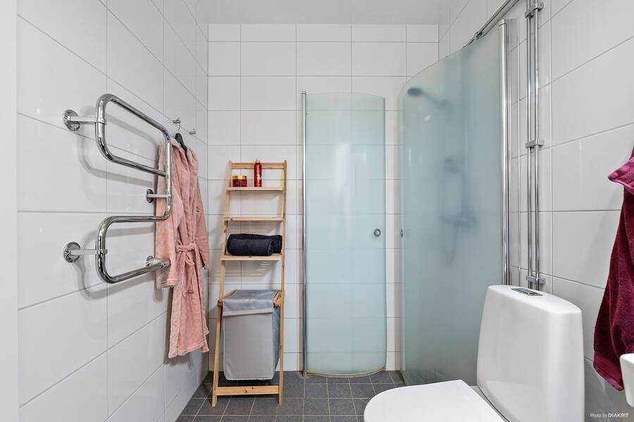 Kaklat badrum med vikbara duschväggar 