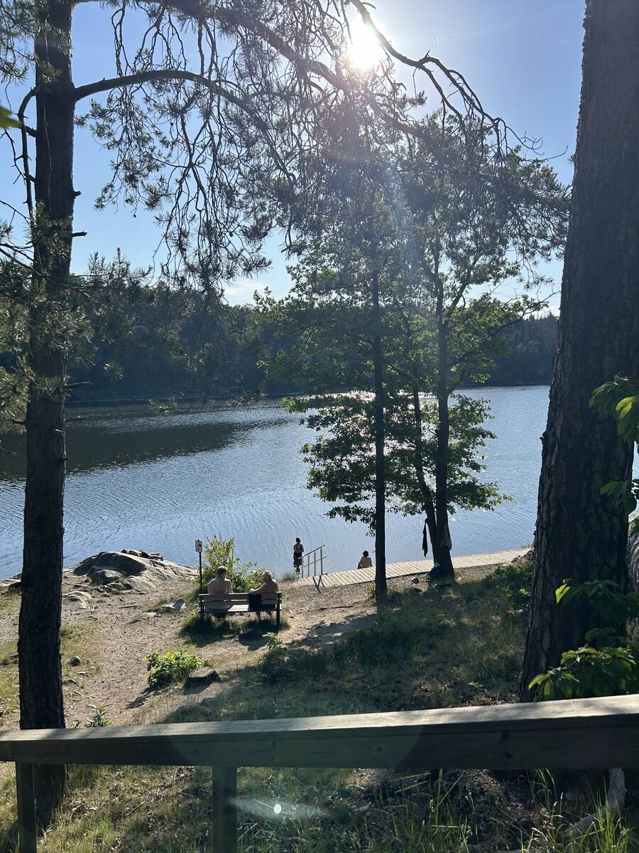 Den underbara stranden med både brygga o sandstrand