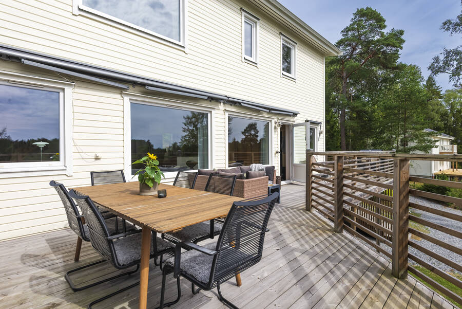 Stor härlig uteplats med sol hela dagen och kvällen