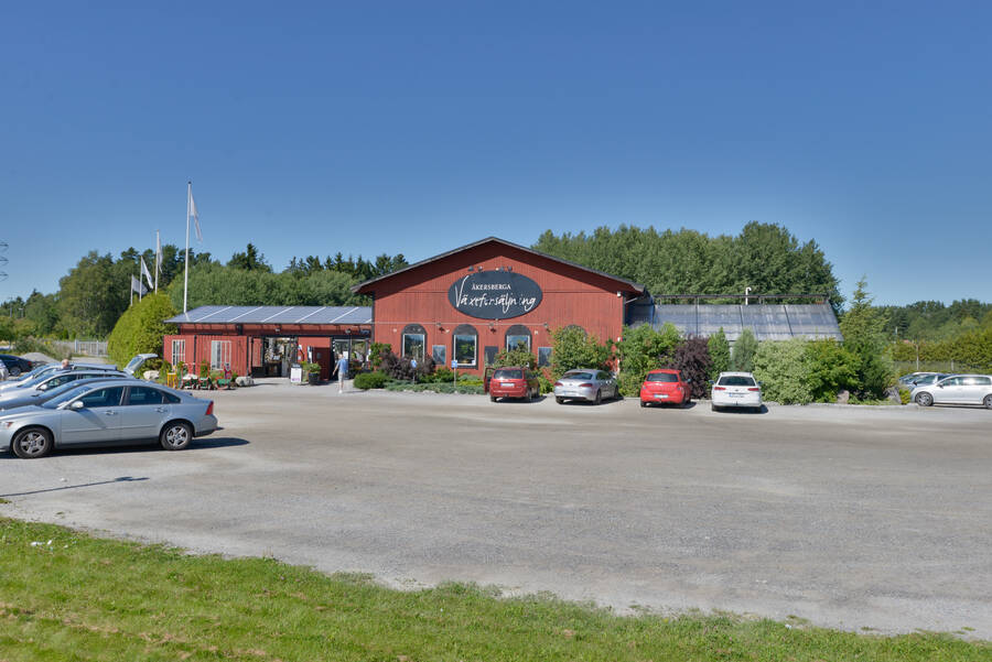 Åkersberga Växtförsäljning nedför gatan med restaurang. Vid Stora Säby gård finns ytterligare en italiensk restaurang, gelateria och flera charmiga butiker