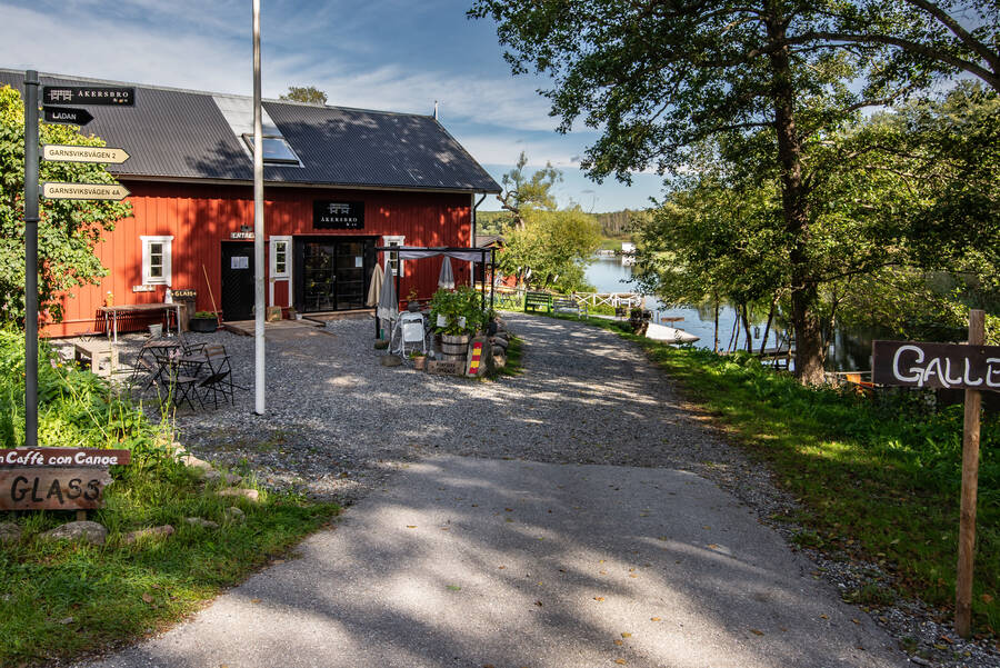 Åkerbro kafé vid Åkers kanal ligger en mysig promenad från bostaden