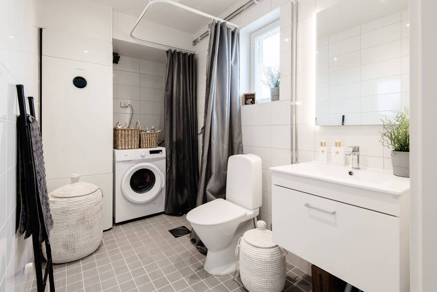 Lyxigt badrum med tvättmaskin