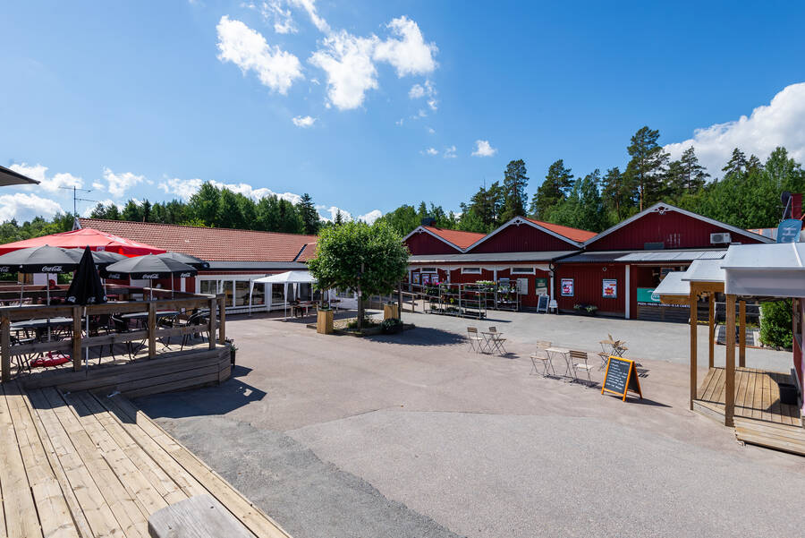 Kort promenad till Ljusterö Torg med mataffär, restaurang och butiker