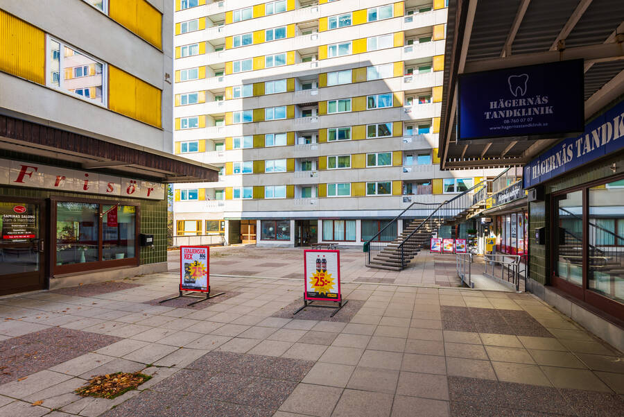 Entrén till Radarvägen 7 från Hägernäs torg med matbutik med post, tandläkare, restauranger, frisör m.m.