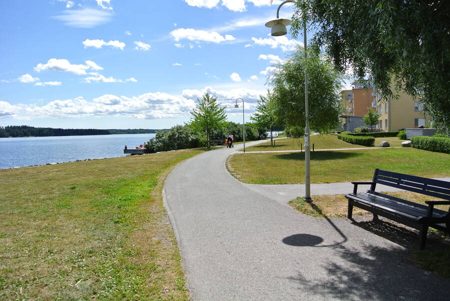 Hägernäs är känd för sin vackra natur med strandpromenaden från Hägernäs Strand