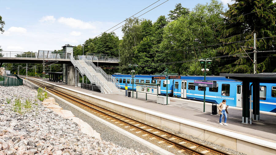 Roslagsbanan mot Stockholms östra och bussar mot Danderyds sjukhus, Täby Centrum och Arninge Centrum