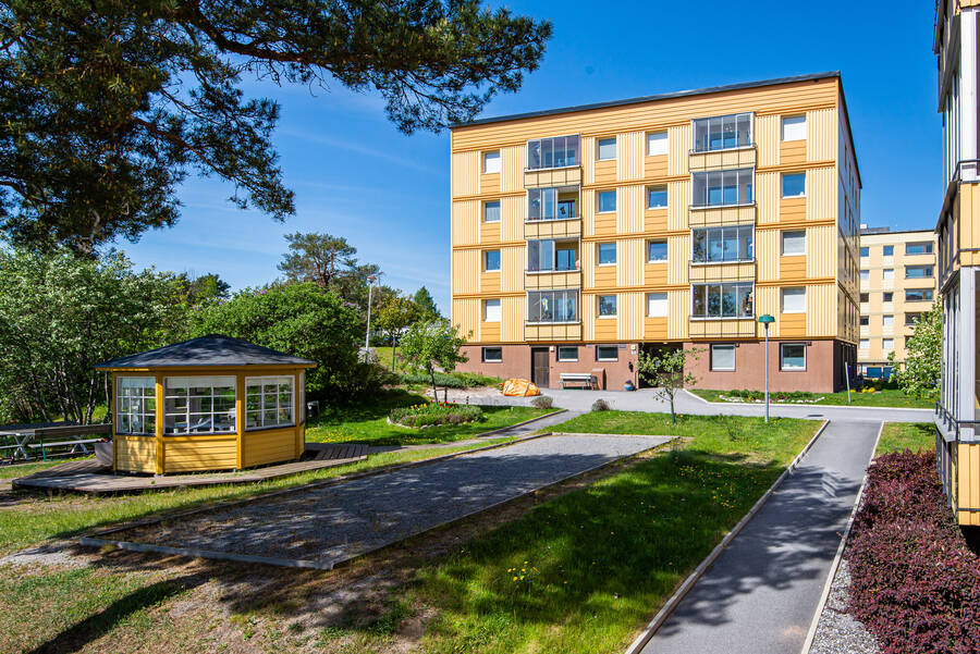 Lusthuset har infravärme, sittplatser för ca 8-10 personer och kan bokas av medlemmar