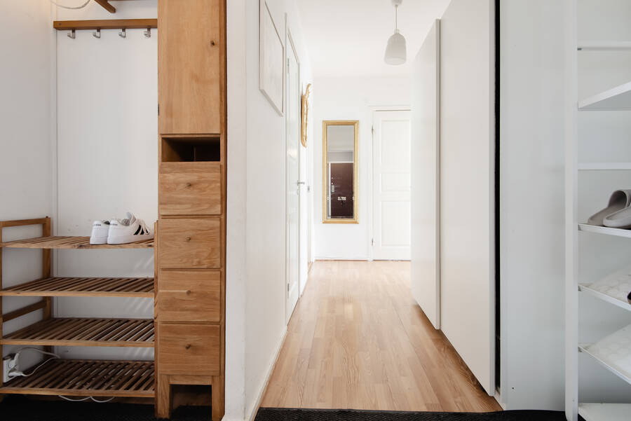 Hall med garderober och klädkammare