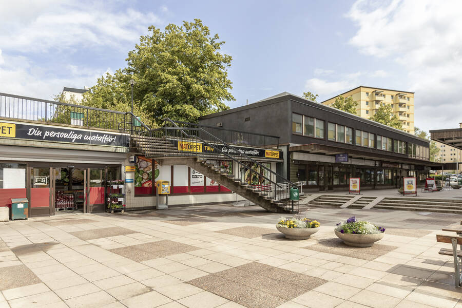 I Hägernäs Centrum finns matbutik med post, tandläkare, frisör, restauranger och andra butiker