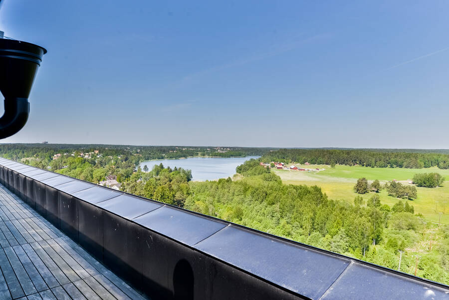 Högst upp i huset finns föreningens takterrass med sol hela dagen och otrolig utsikt