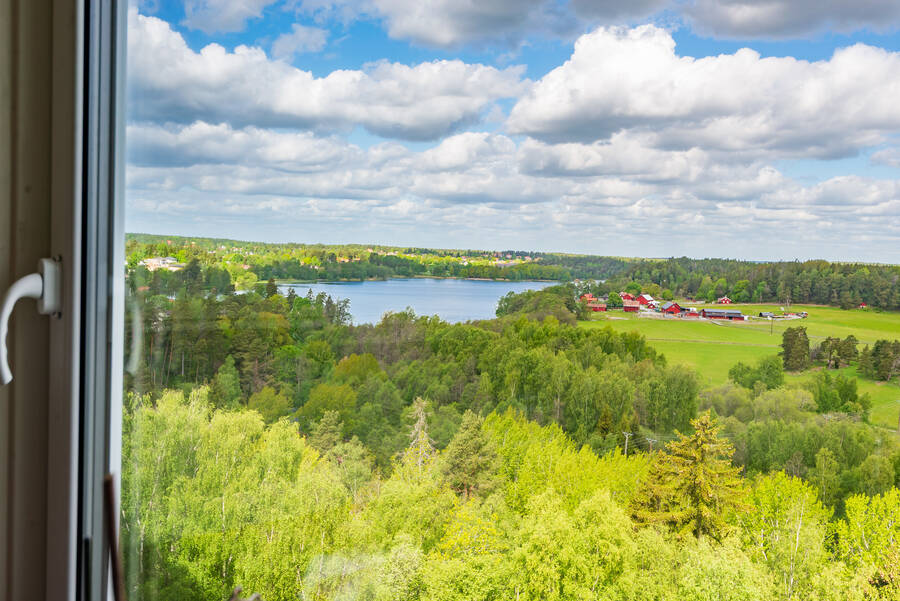 Utsikt från sovrummet över Rönninge By 