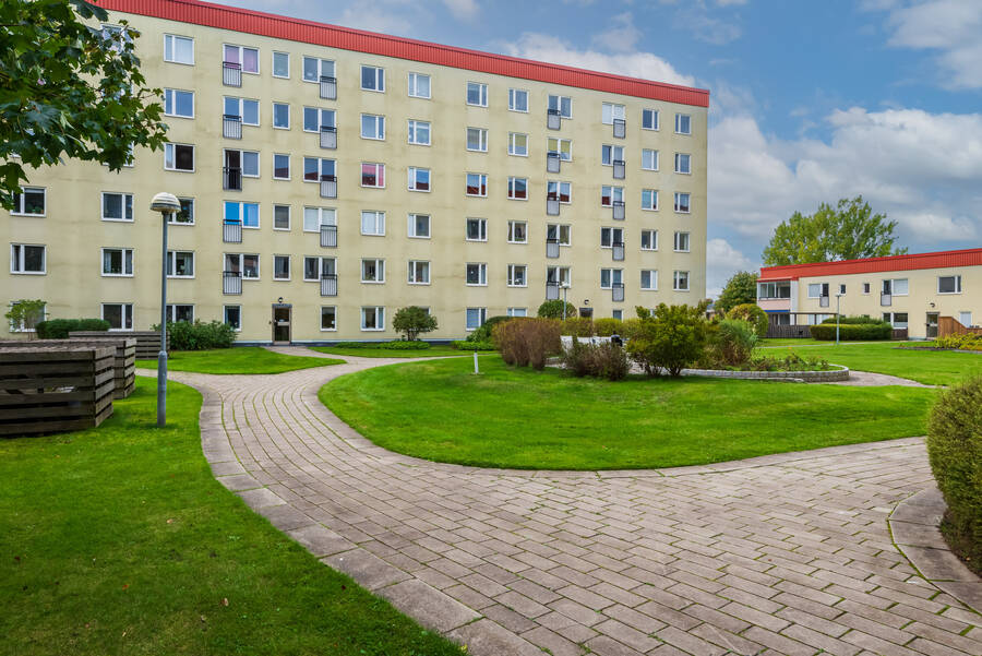 Innergård med sittgrupper och parkmiljö