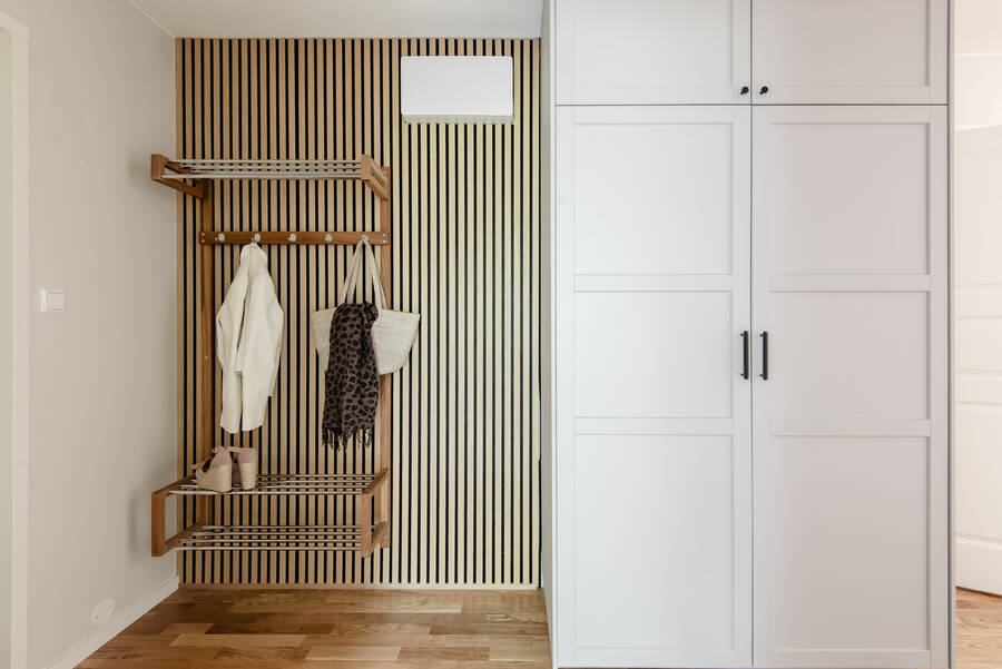 Hall med platsbyggda garderober