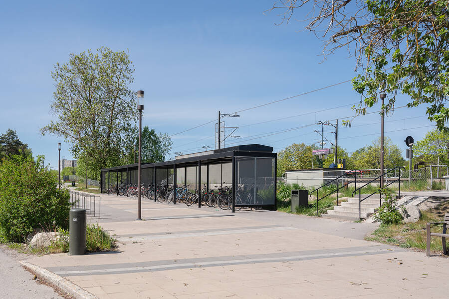 Promenadavstånd till Roslagsbanan samt bussar mot Stockholm och Danderyds sjukhus m.m.