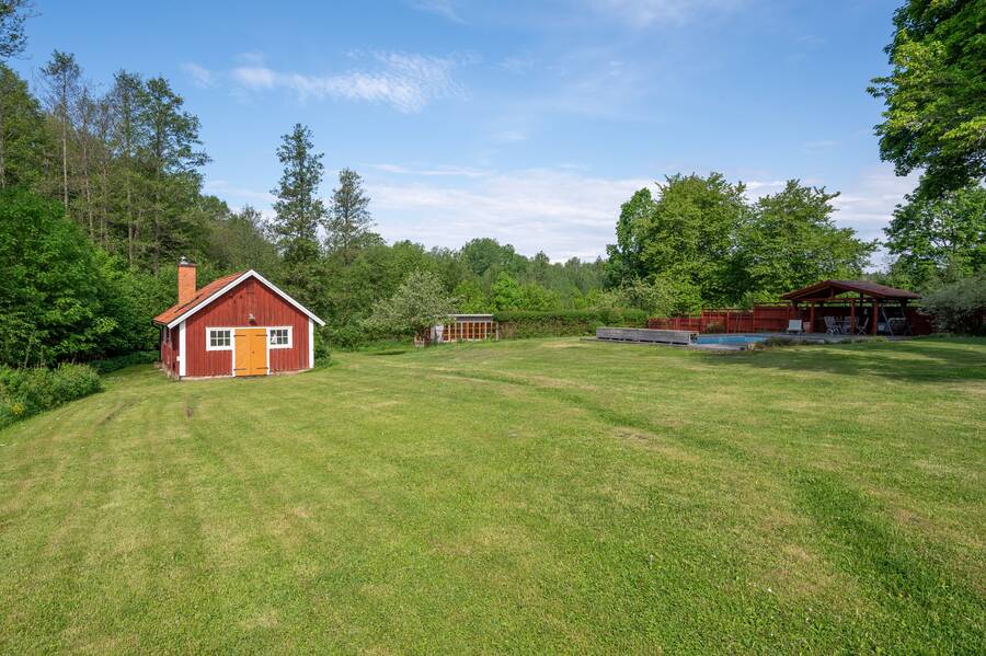 Trädgård med bastuhus och Pool