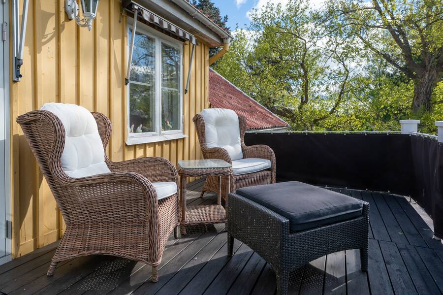 Balkong med utsikt över trädgård