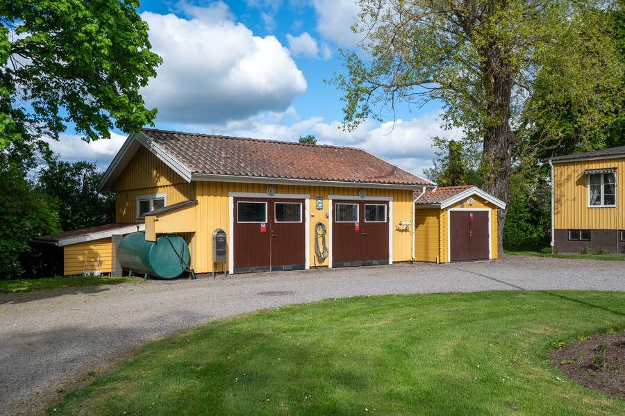 Garagebyggnad en av två