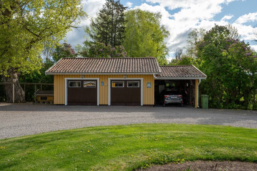 Garagebyggnad en av två