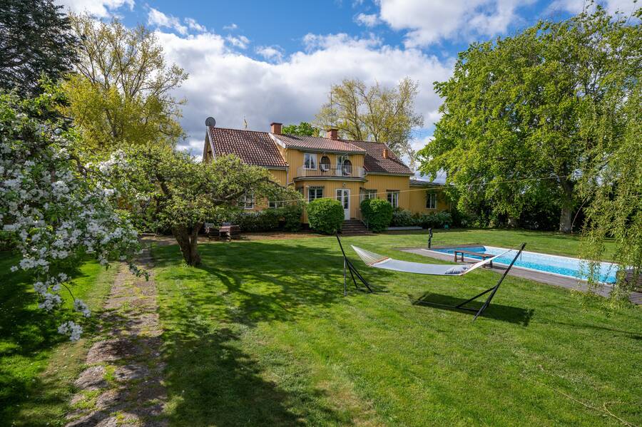 Trädgård vid pool
