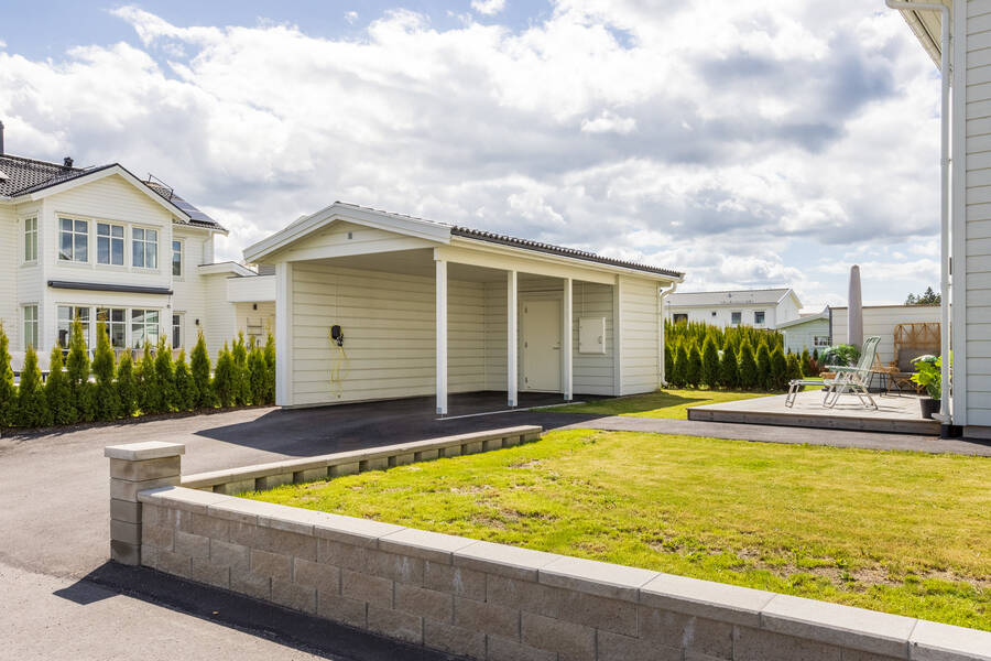Carport med tillhörande förråd