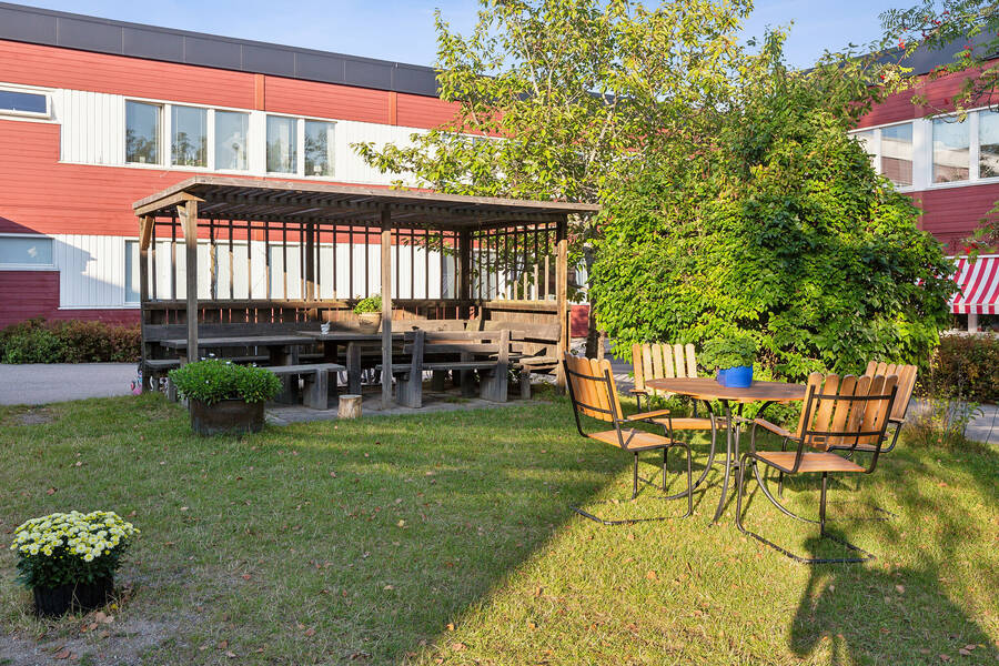 Pergola och sittgrupp på gården