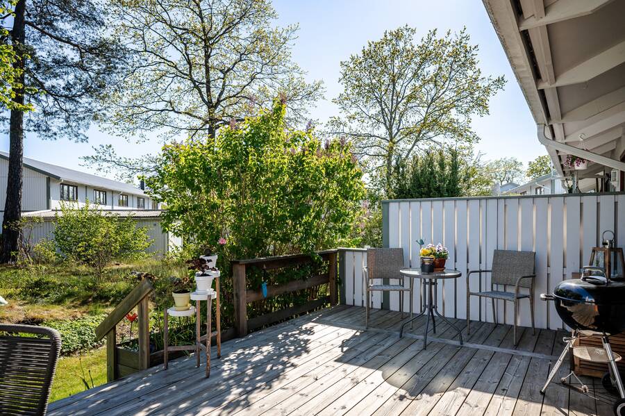 Gott om plats för både soffgrupp och matbord