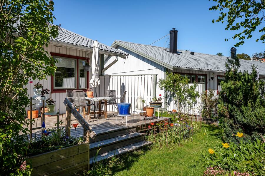 Gräsmatta utanför terrassen