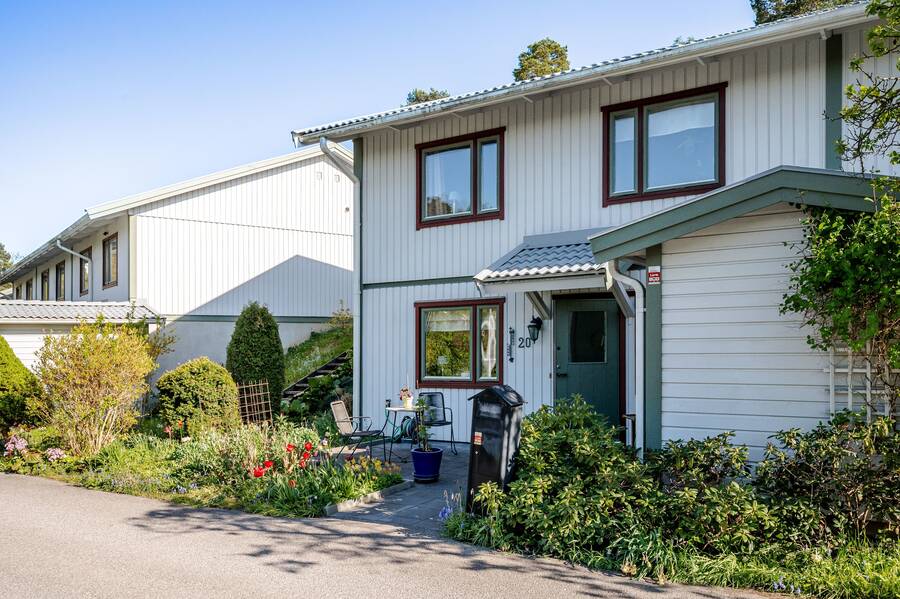 Entrén med sittplats och stort förråd