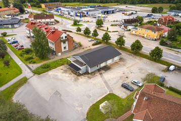 Delvis uthyrd lagerfastighet i Dingle med stor tomt som även tillåter bostäder