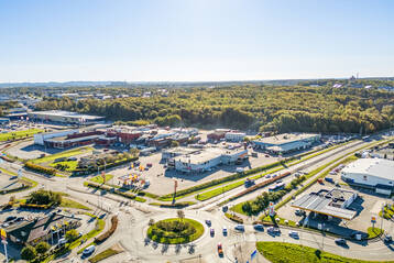 Handelsfastighet med bra läge intill leden