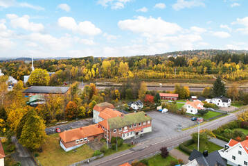 Hyresfastighet med bostäder och lokaler i Munkedal