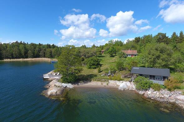Strandlinjen fortsätter in i viken