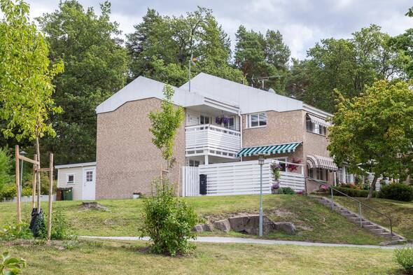 Sjönära parhus med fritt läge