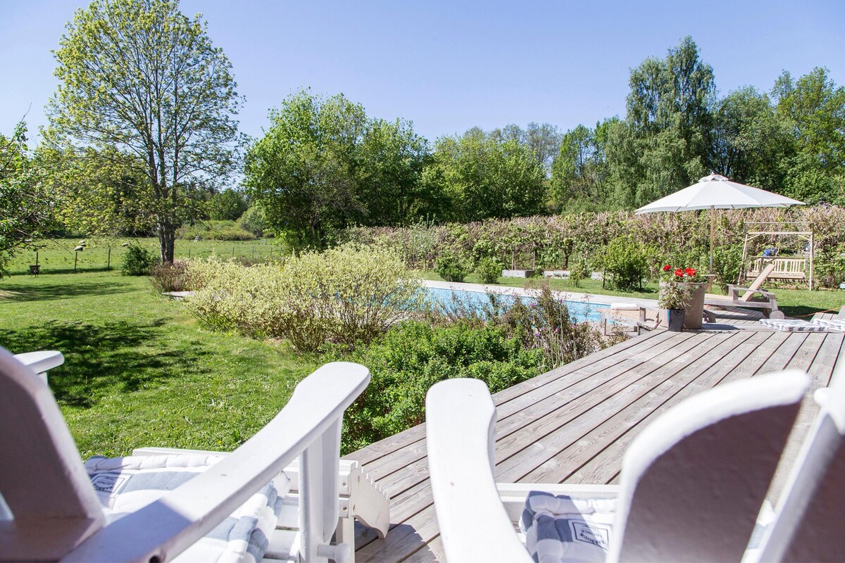 De finns gott om olika sittplatser för uteliv