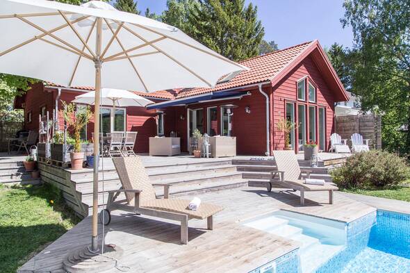 Mellan de olika nivåerna på det stora trädäcket är en sittvänlig trappa