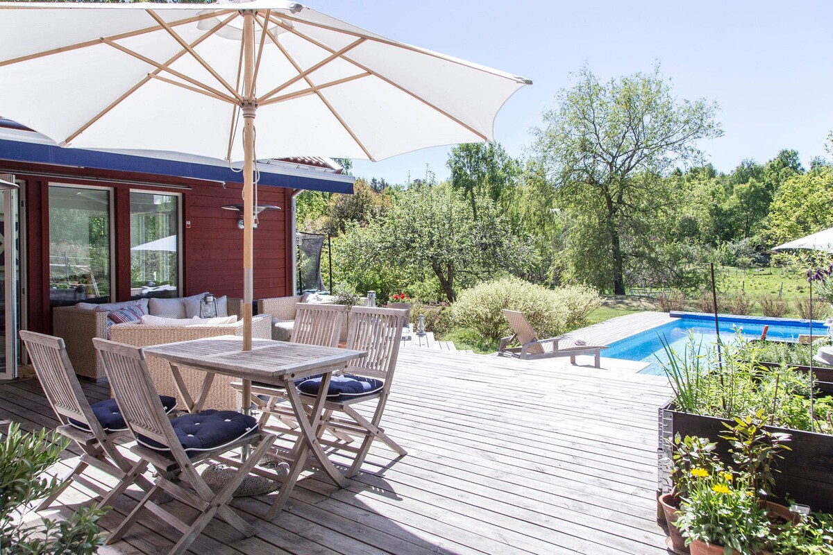 Utgång till trädgården från vardagsrum och ett av sovrummen