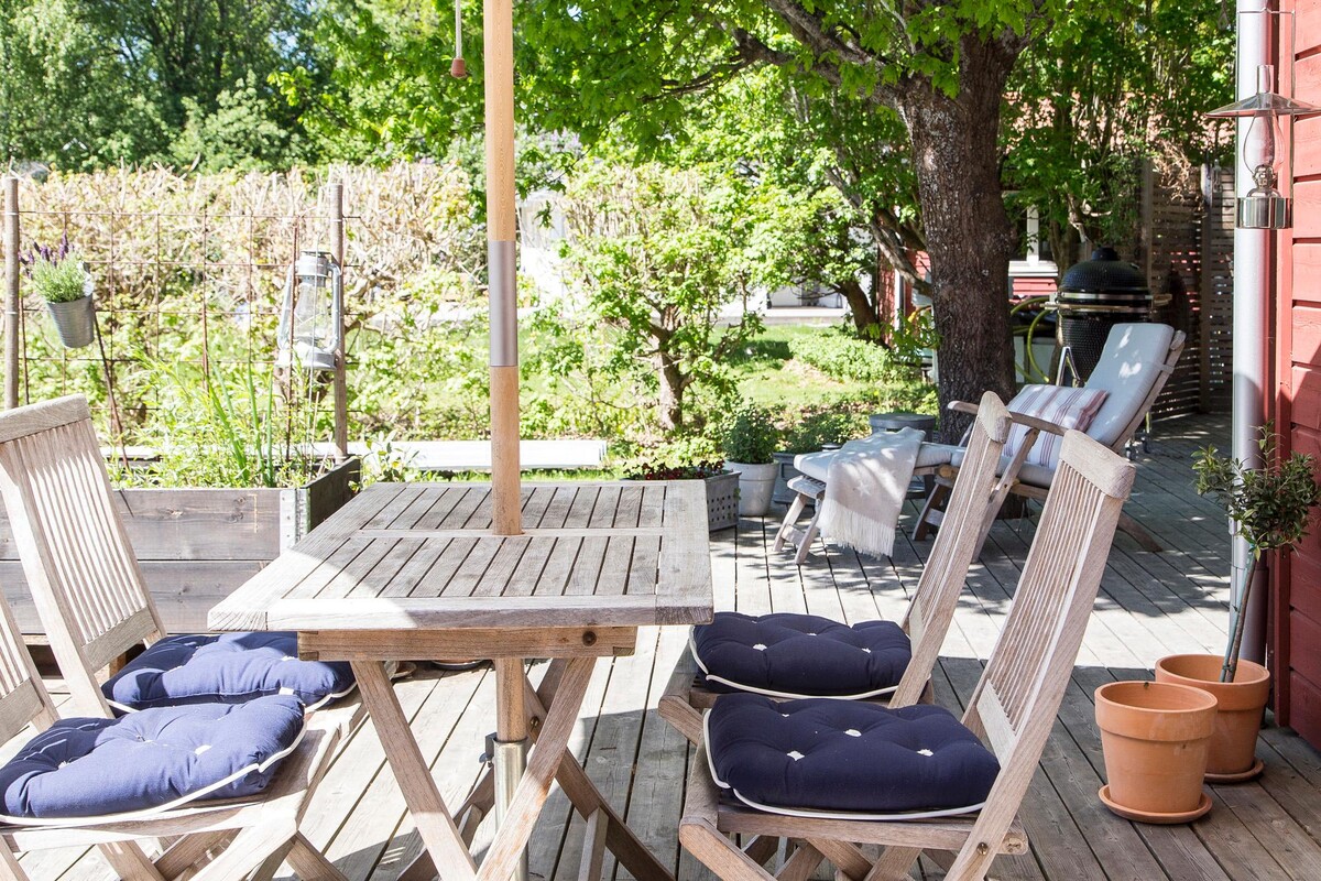Plats för många kring utebordet