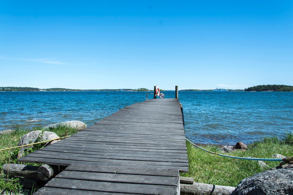 På Buskudden bor man sjönära med ett flertal ra badplatser och båthamn på nära avstånd